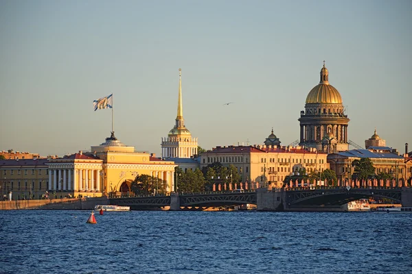 View of the Admiralty and St. Isaac's Cathedral with the hare is — Stock Photo, Image