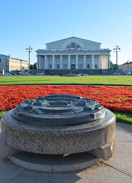 Segno memorabile "lo sputo dell'isola Vasilyevsky" e la vista di — Foto Stock