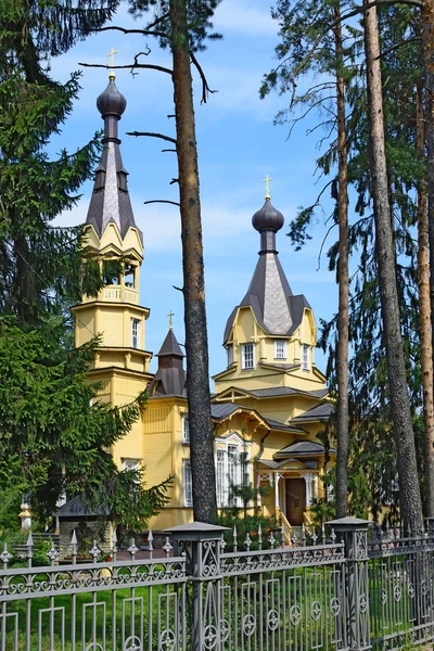 The Church of the Holy apostles Peter and Paul in the village of Vyritsa from Siverskaya highway in the Leningrad region in the summer on a Sunny day. — Stock Photo, Image