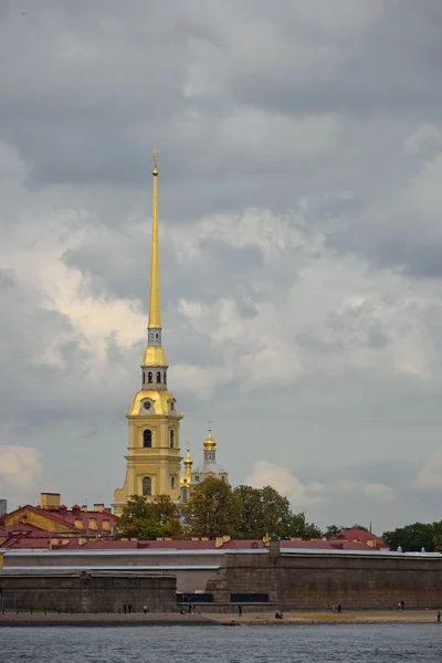 Peter and Paul fortress and the Neva river under the beautiful gray Cumulus clouds — Stock Photo, Image