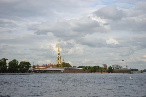 Pedro y Pablo fortaleza y el río Neva bajo las hermosas nubes de cúmulos grises — Foto de Stock