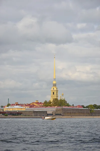 Петропавловская крепость, лодка и река Нева под красивыми серыми кучевыми облаками — стоковое фото