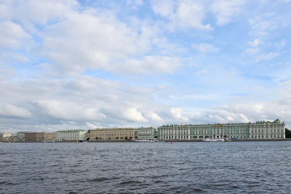 Panoramablick auf den Palastdamm, den Winterpalast und die Wellen der Newa aus der Spucke in unter schönen weißen Wolken — Stockfoto