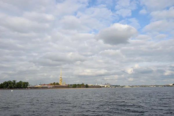 Panorama de la forteresse Pierre et Paul sur la rivière Neva sous les magnifiques nuages gris Cumulus — Photo