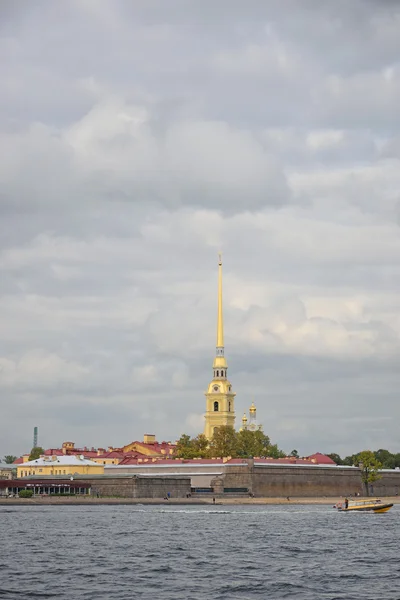 Peter und Paul Festung, das Boot und der Fluss Neva unter den schönen grauen Kumuluswolken — Stockfoto