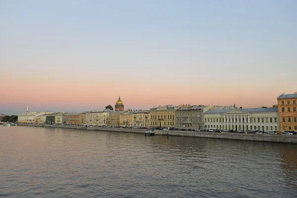 Views of the river Neva, English embankment, St. Isaac's Cathedral with Blagoveshenskaja bridge on a summer evening in St. Petersburg — Stock Photo, Image