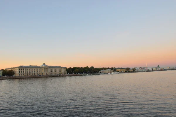 Blick auf den Fluss Newa, universitetskaya Böschung mit blagoveshenskaja Brücke an einem Sommerabend in st. petersburg — Stockfoto