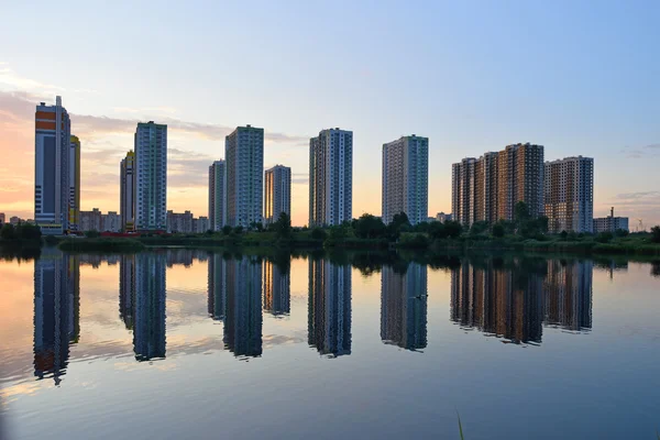 El reflejo de los edificios del complejo residencial Sofía en un estanque al atardecer —  Fotos de Stock