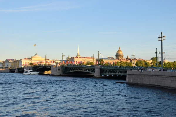 Vue du pont du Palais, de la cathédrale Saint-Isaac et de l'Amirauté — Photo