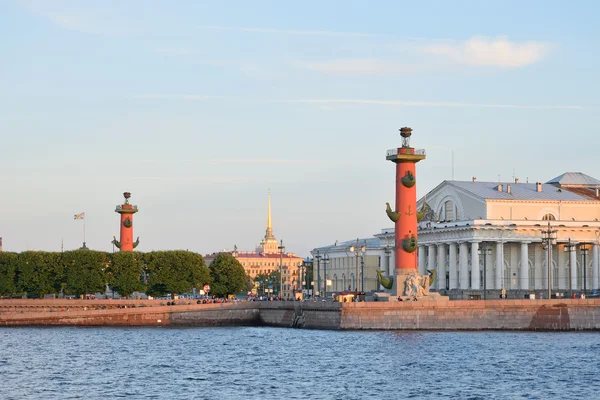 A vista da flecha com colunas Rostral e Museu Naval — Fotografia de Stock