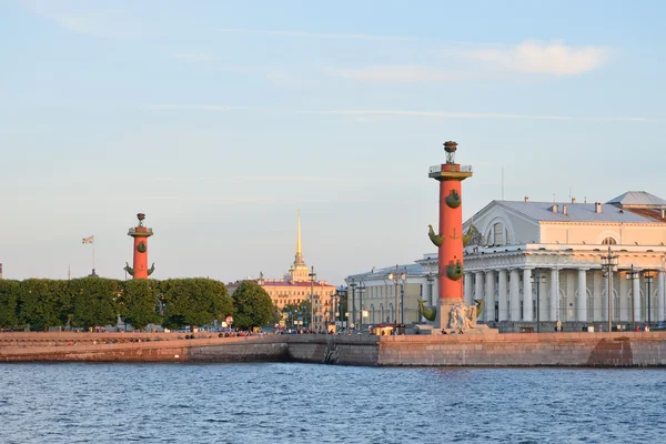 The view of the arrow with Rostral columns and Naval Museum — Stock Photo, Image