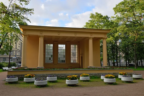 Gazebo d'été dans le parc de la Victoire en été à Saint-Pétersbourg — Photo