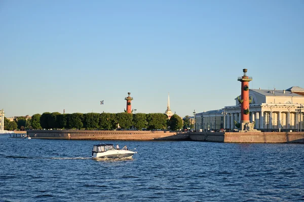 Beskåda av pilen med rostralt kolumner och Marinmuseum och båten rida på floden Neva — Stockfoto