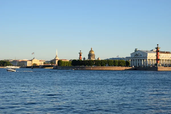 Blick auf die Admiralität, die Kathedrale von St. Isaac, den Pfeil mit Rostrosäulen und das Marinemuseum und Bootsfahrt auf der Neva — Stockfoto