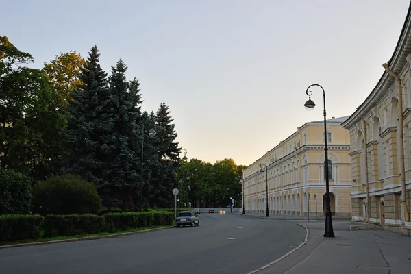 Склад транспорта, сад, фонарь в летний вечер в Санкт-Петербурге — стоковое фото
