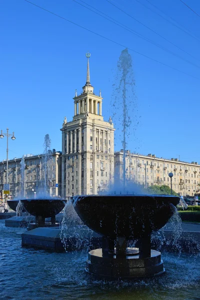 Brunnen an der öffentlichen Bibliothek und Hochhaus an der Moskauer Allee in St. Petersburg — Stockfoto