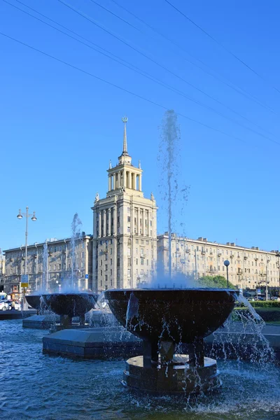 As fontes na biblioteca pública, e edifício alto na avenida de Moscou em São Petersburgo Imagem De Stock