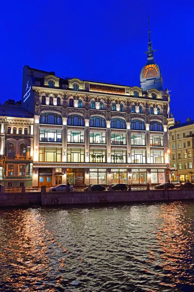 Singer house on the embankment of the Moika river. Night. — Stock Photo, Image