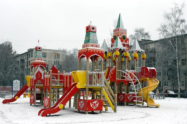 Spielplatz im Innenhof des St. Petersburger — Stockfoto