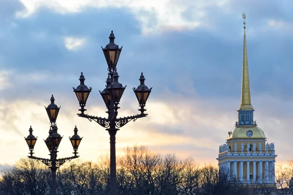 Огни Дворцовой площади на фоне Адмиры — стоковое фото