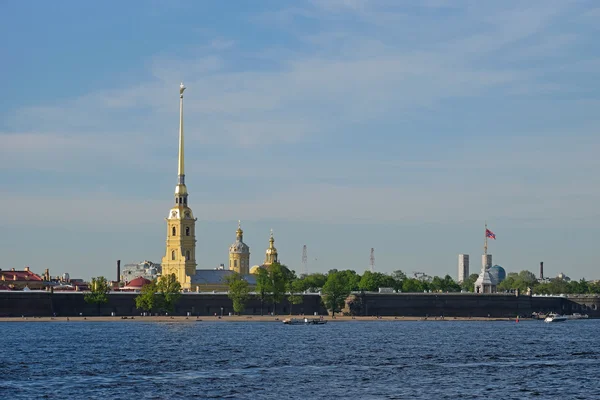 Петропавловская крепость, Нева, голубое небо в Санкт-Петербурге — стоковое фото
