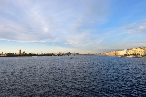 Aussicht auf den Fluss Newa, die Peter-Paul-Festung, den Palast — Stockfoto