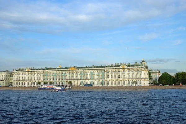 Vue du Palais d'Hiver et des bateaux touristiques depuis le pont du Palais — Photo