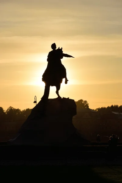 Monument à Pierre 1 "le cavalier de bronze" sur un coucher de soleil doré, ba — Photo