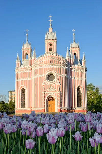 Chesme kilise mimar Yury Felten mor arka planda 