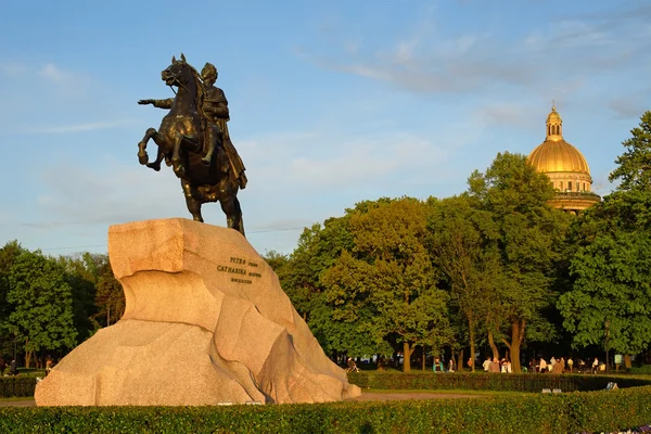 Monument to Peter the great "bronze horseman" on the background — Stock Photo, Image