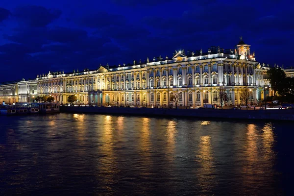 冬の宮殿のライトアップ、r の水の反射 — ストック写真