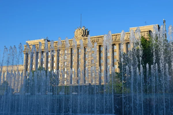 Fontänerna och hus av Sovjet på Moskovskaya fyrkantig — Stockfoto