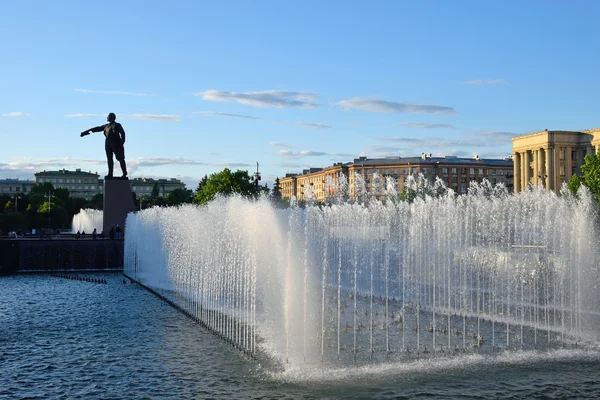 Singing fountains on Moscow square on the background of the monu — Stock Photo, Image