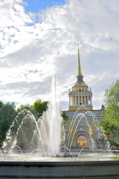 Der Brunnen am Haupteingang zum Admiralsgebäude — Stockfoto