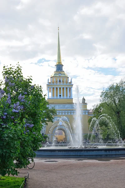 La fontaine à l'entrée principale du bâtiment de l'Amirauté — Photo