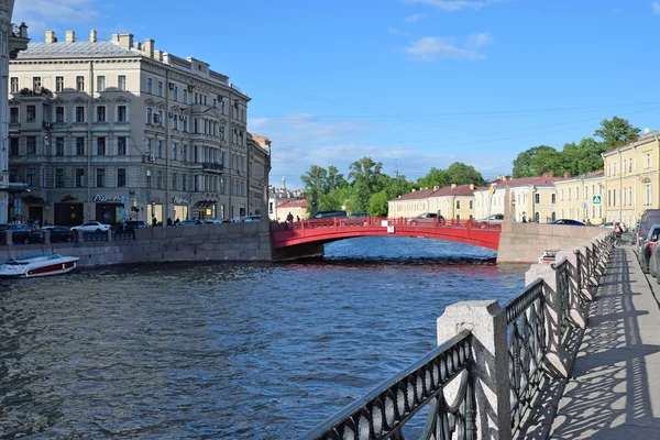Rio Moyka, ponte vermelha, cerca de treliça orla Fotografias De Stock Royalty-Free