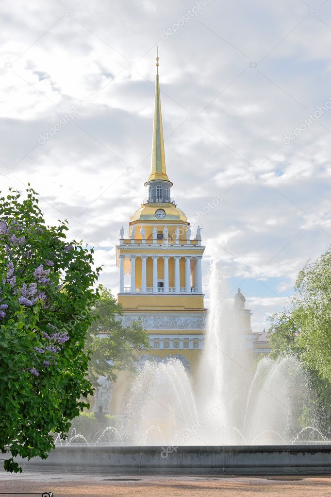 La fuente en la entrada principal del edificio del Almirantazgo 2022