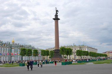 Saray kare, geçici bir doğal çim ve St. p canlı ağaçlar