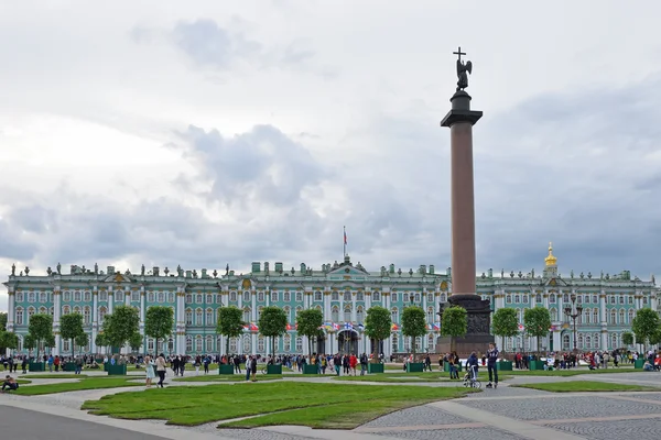 Palace square, a temporary natural grass and live trees in St. P — Stock Photo, Image