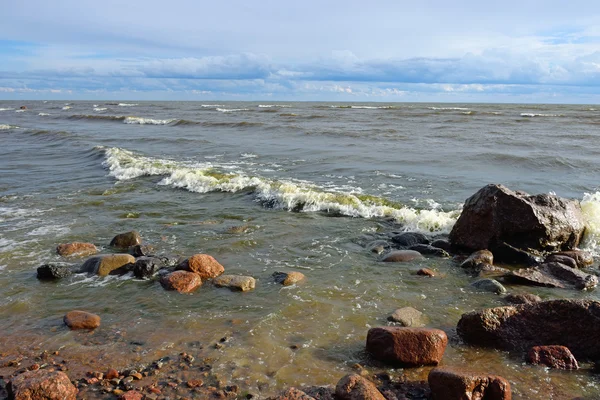 Hullámok és a homokos part menti surf — Stock Fotó