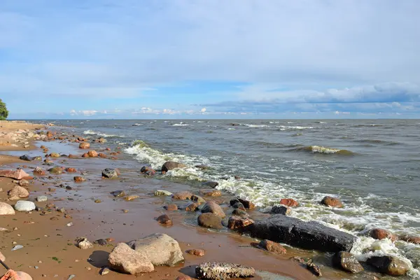 Hullámok és a homokos part menti surf — Stock Fotó