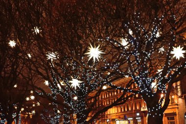 Fenerler ve ağaçlarda çelenk süslenmiş