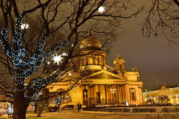 Catedral de San Isaac y linternas decoraron los árboles — Foto de Stock