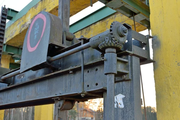 Detalles de las unidades mecánicas de una presa hidroeléctrica — Foto de Stock