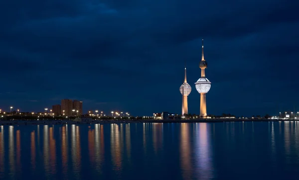 Saldırgan Kuveyt Kuleleri Gecenin Mavi Saatinde Kuveyt Kıyısı Boyunca Bir — Stok fotoğraf