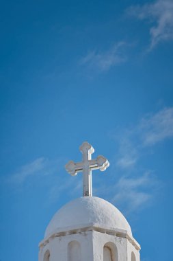 Atina 'daki Lycabettus Tepesi' nin tepesindeki Aziz George Kilisesi 'nin üstünde beyaz bir haç..                              