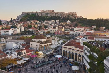 Akropolis, Monastiraki Meydanı ve günbatımında Atina 'nın eski kısmının manzarası.                              