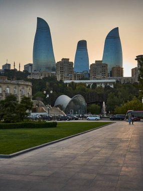 Azerbaycan 'ın başkenti Bakü' deki Dnizknar Milli Parkı 'ndan gün batımında görülen ünlü Alev Kuleleri.                 