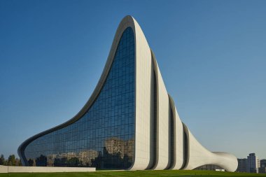 Heydar Aliyev Merkezi 'nin kuzey yakası Zaha Hadid Mimarlar tarafından tasarlandı Bakü, Azerbaycan' da.                          
