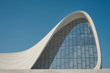   Zaha Hadid 'in Heydar Aliyev Merkezi Bakü, Azerbaycan' da daha düşük bir perspektiften.                             